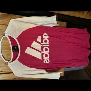 Adidas Small 3/4 length sleeves. It’s made longer to go great over leggings.